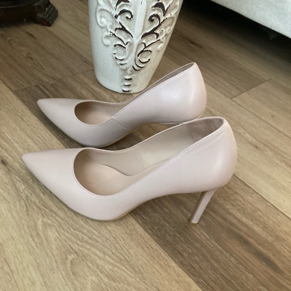 Stuart Weitzman Cream Heels - Picture 9 of 16